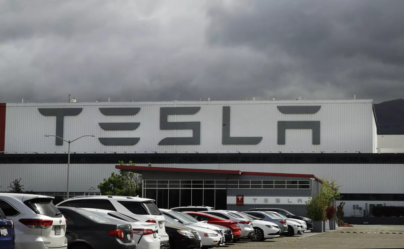 Judge Blocks Elon Musk’s $56 Billion Tesla Pay Package