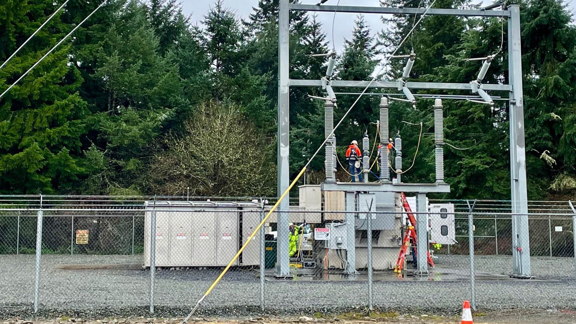 Multiple power substations in Washington attacked by unknown individuals resulting in widespread power outages