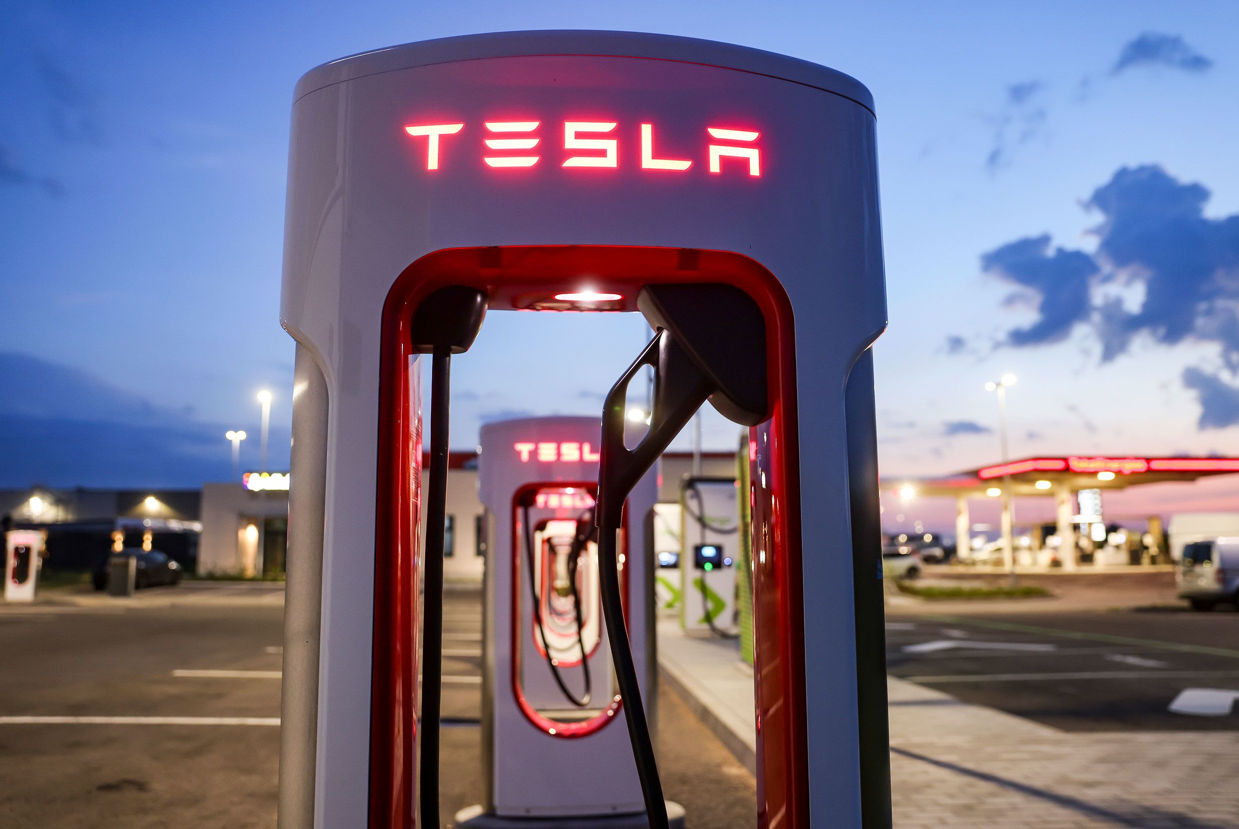 Tesla agrees to open its charging network to all electric vehicles in the US