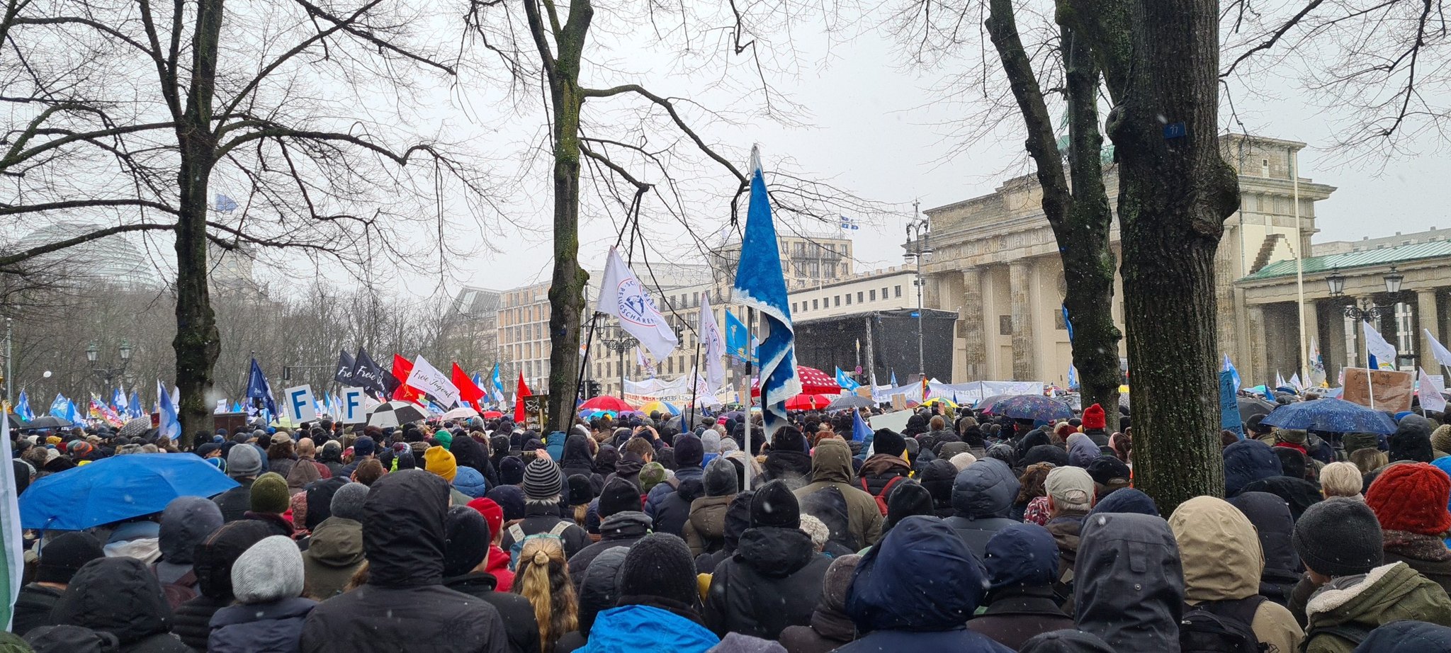 Protestors in Berlin demand Germany stop providing weapons to Ukraine, call for peace talks to end the war