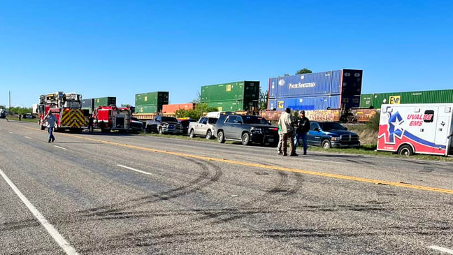 Two migrants dead, ten others hospitalized after found suffocating in Texas train