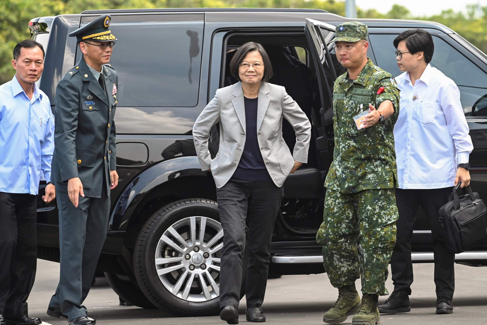 China warns of retaliation if Taiwanese president meets with US officials during her “transit” through United States