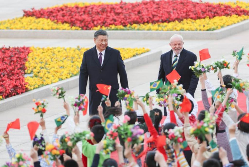 Chinese President meets with Brazilian President, vows to strengthen relations