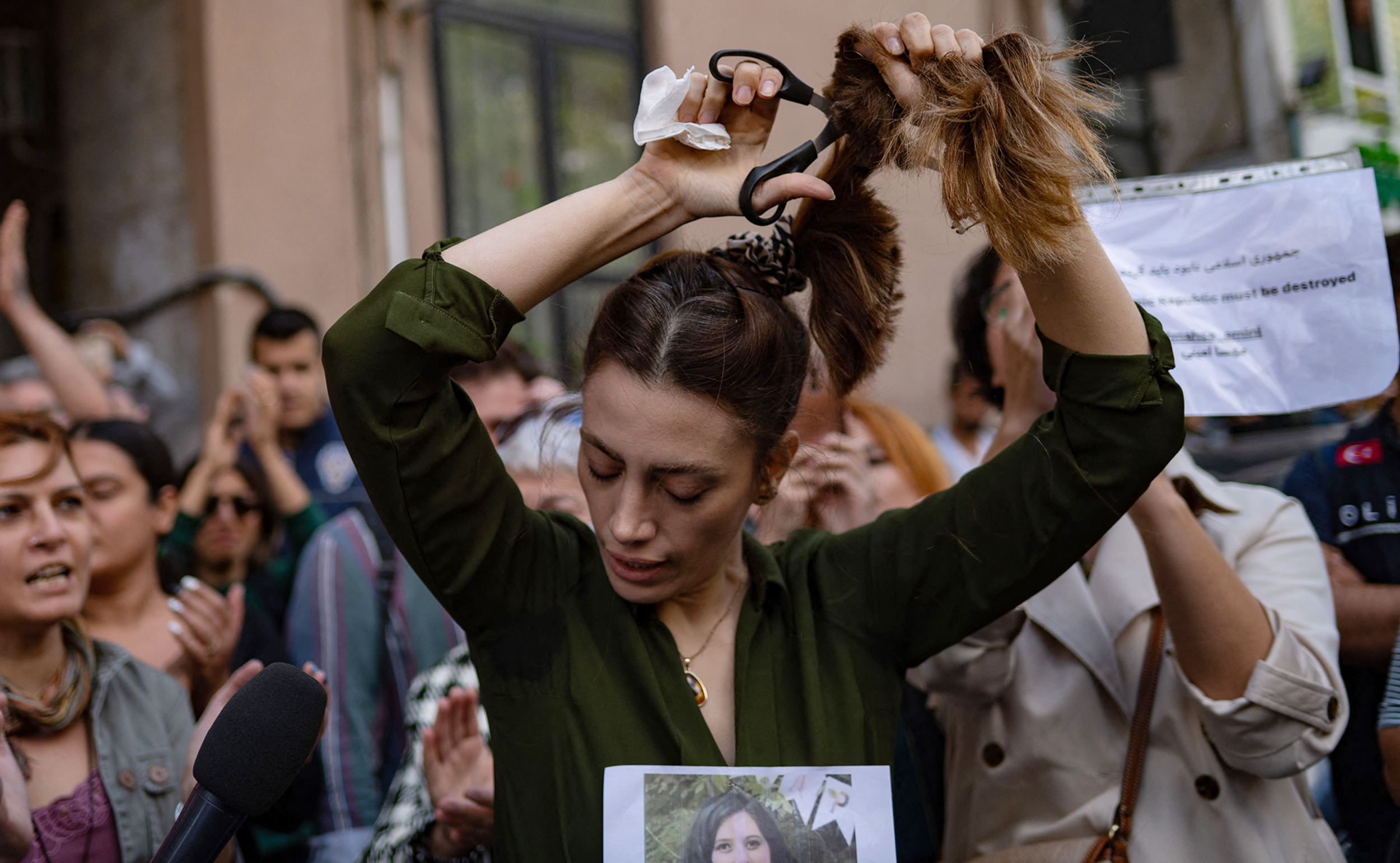 Two Iranian actresses charged for not wearing headscarves