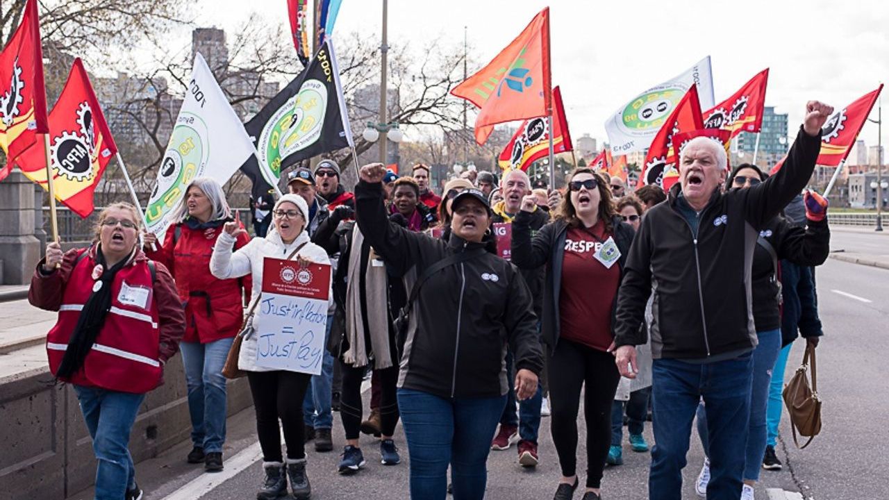 Canadian government reaches agreement with 120,000 federal employees on strike, will increase pay & allow more remote work