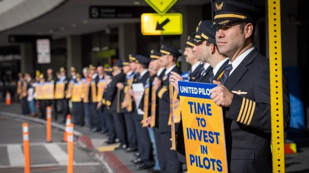 United Airlines Pilots Union Votes to Approve Strike