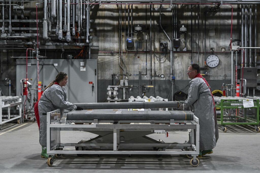 Munitions operators amira vandall, left, and shane hurt working at the blue grass army depot in richmond, ky., june 22, 2023. (kenny holston/the new york times)