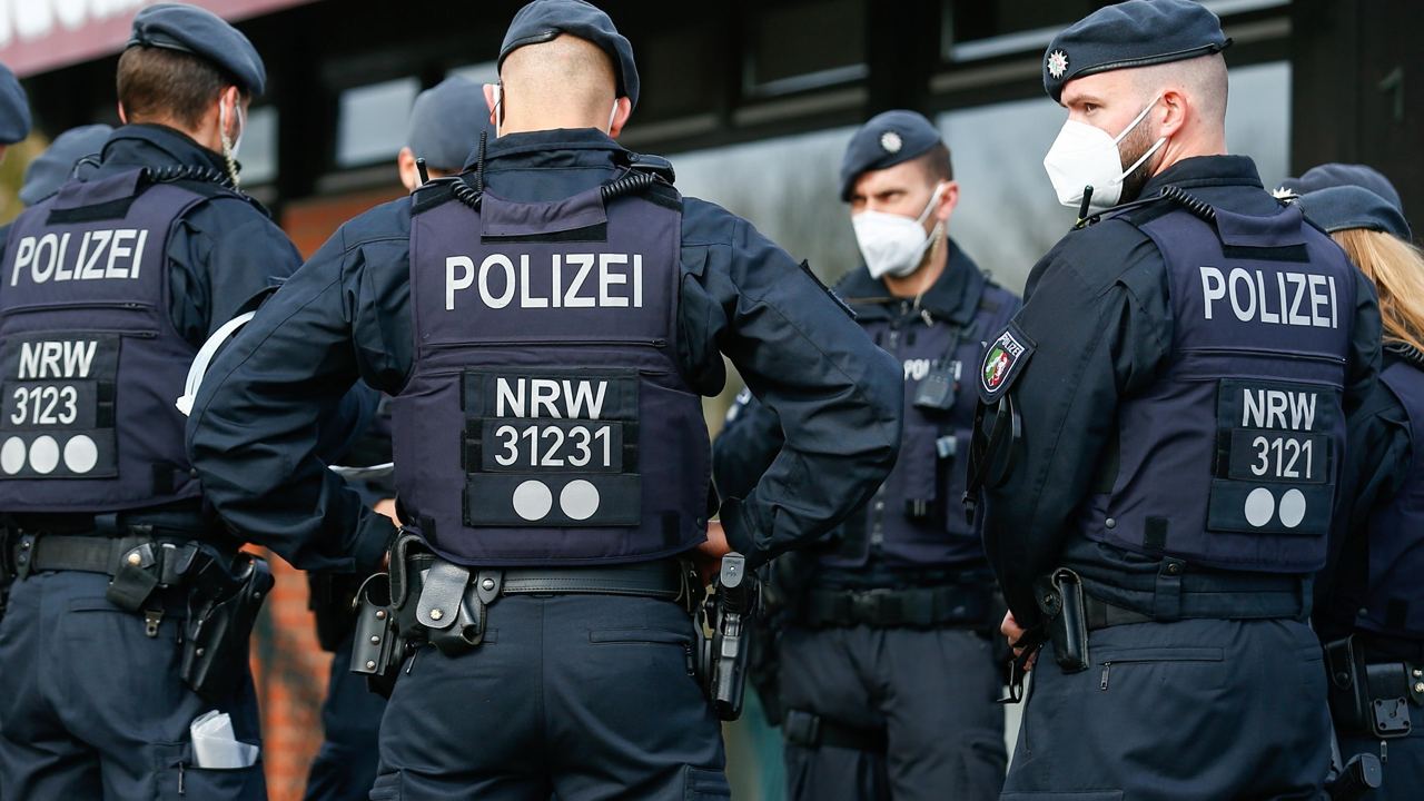 German Police Raid Home of Pro-Kremlin Activists