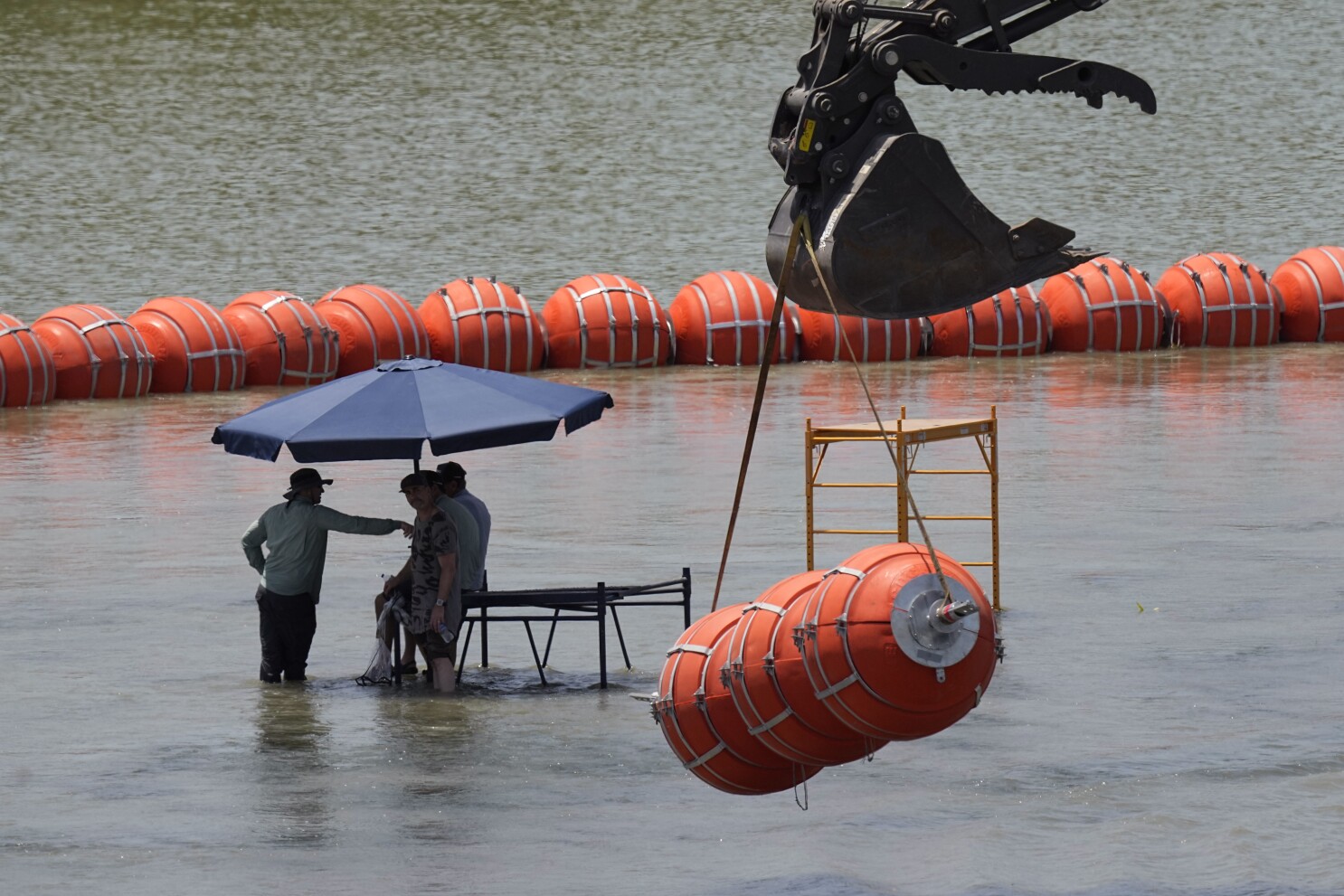 Mexican President Criticizes Texas Governor as ‘Inhumane’ over buoy barrier