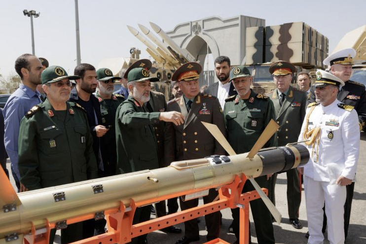 Russian Defense Minister Visits Iran, Says Relations Strengthening