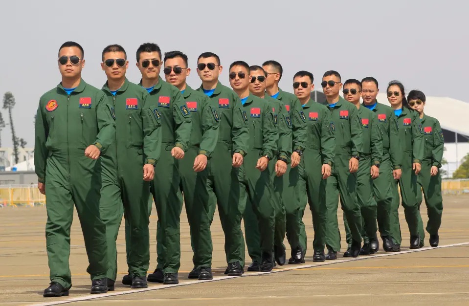 Chinese Navy Increases Age Limit for New Pilot Recruits