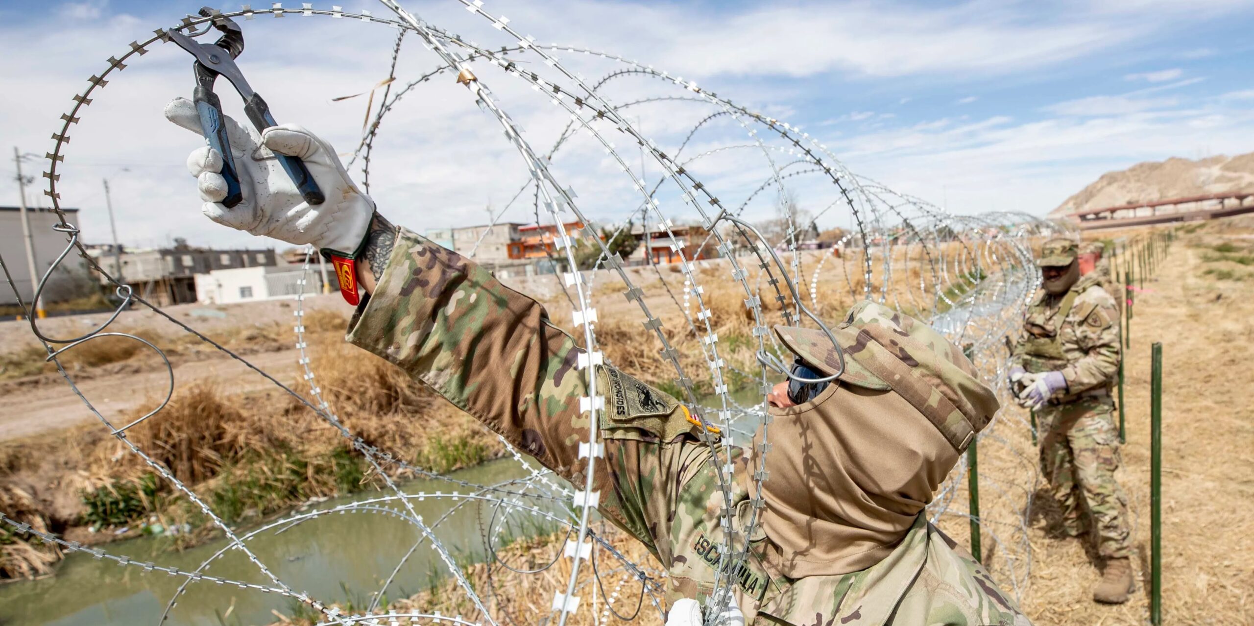 Texas Installs Razor Wire Along New Mexico Border