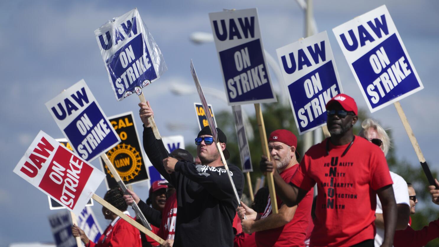 US Automakers Furlough Workers Amid Ongoing UAW Strike