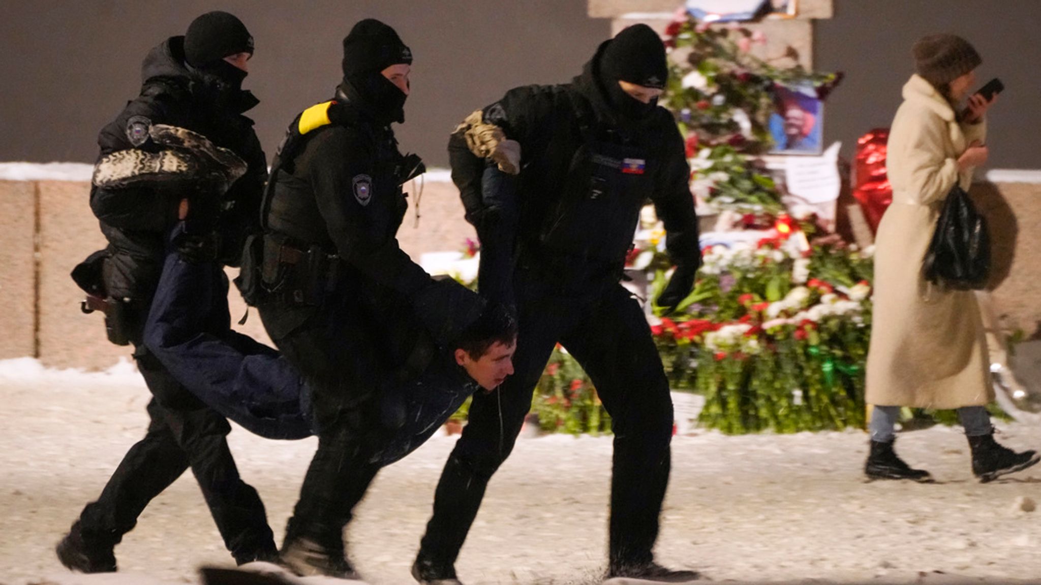 Russia Arrests 350+ at Memorials for Alexey Navalny