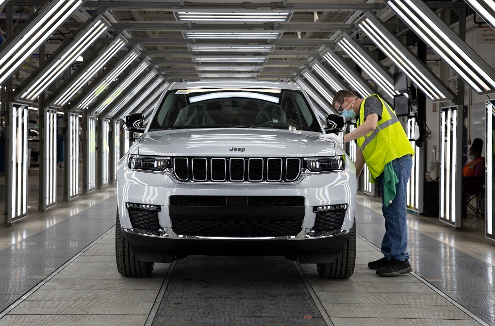 Chrysler Recalls Over 330,000 Jeep Grand Cherokees Due to Steering Issue