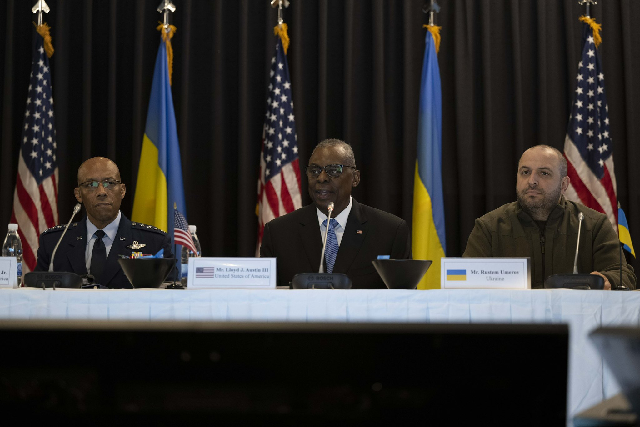 US Defense Secretary Vows Not to Let Ukraine Fail, Pledges US Support
