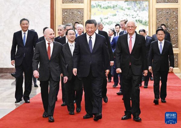 Chinese President Xi Jinping Calls for Economic Collaboration Between China & US Following Meeting with American CEOs