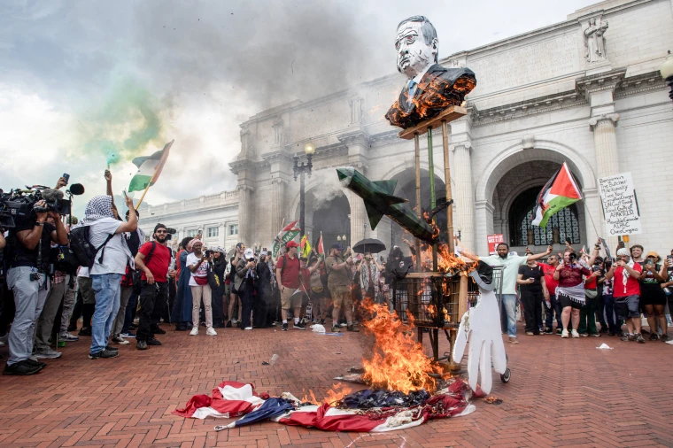 White House, Republicans, & Democrats Condemn Protesters Who Burned US Flag & Vandalized Monuments During Netanyahu’s Address