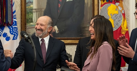 Top Trump Official Claims 250,000 People Waiting to Obtain “Gold Card” Visa