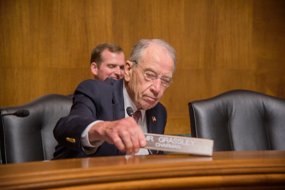 Top Republican Lawmakers Call on Trump to Get More Tough on Putin, Claim Putin in “Playing” America