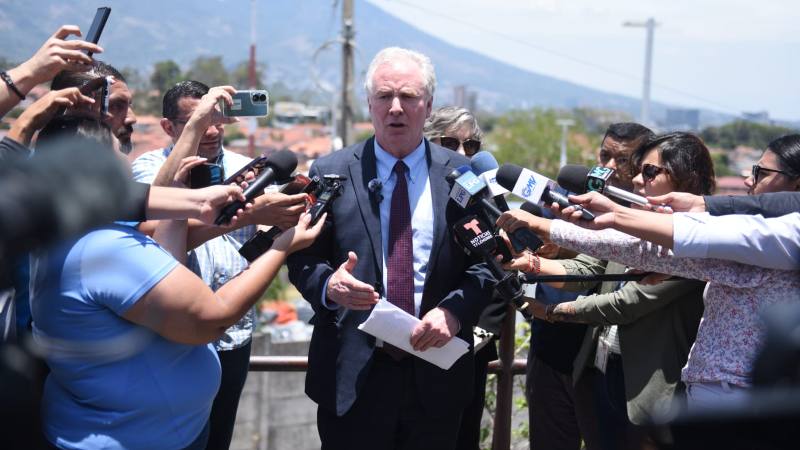 Democratic Senator Travels to El Salvador to Meet Kilmar Abrego Garcia, Denied Meeting but Meets Vice President Instead