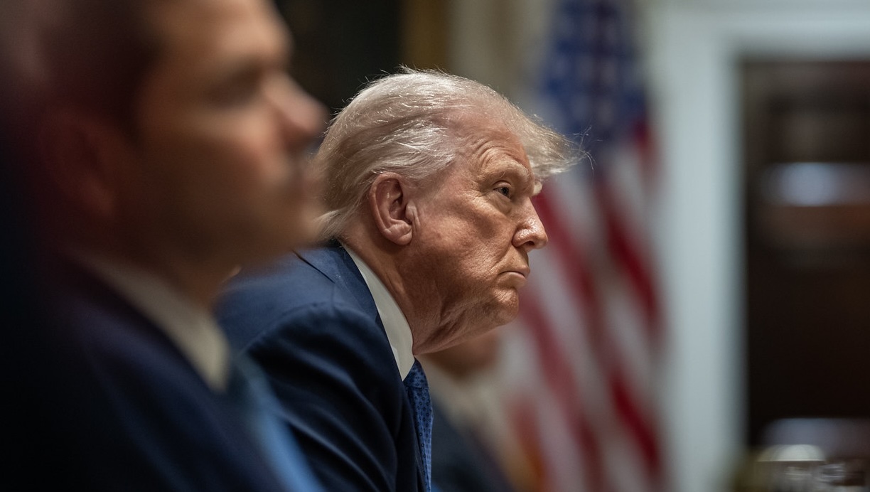Democratic Lawmakers Call on White House to Disclose Senior Officials’ Financial Transactions Amid Insider Trading Allegations