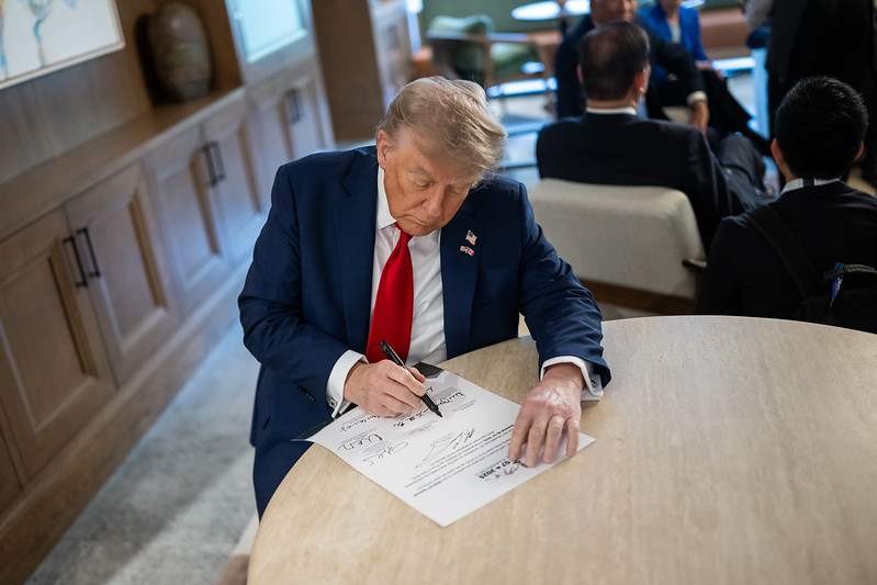 Trump Signs Executive Order Dropping Most US Sanctions on Syria