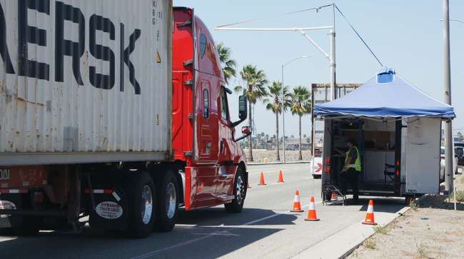 Top US Official Threatens to Pull Funds From States Not Enforcing English Requirements for Commercial Truck Drivers