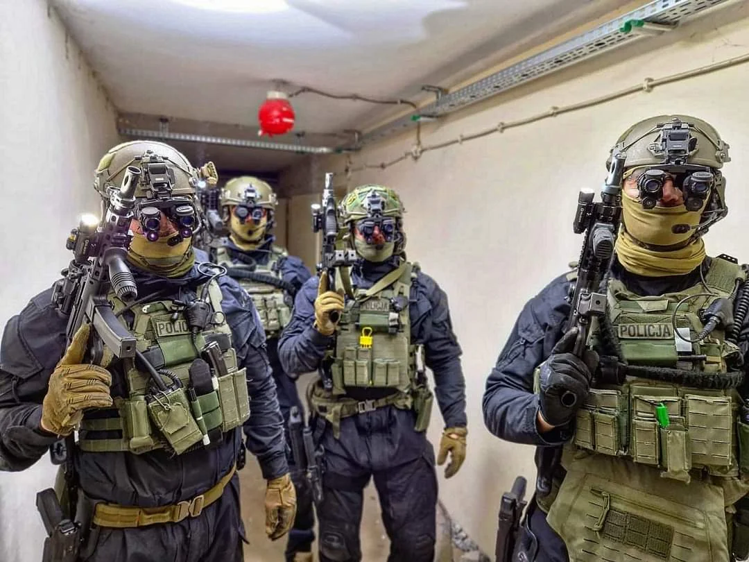 Poland Arrests Eight on Espionage and Sabotage Charges Linked to Russia, Kremlin Denies Involvement