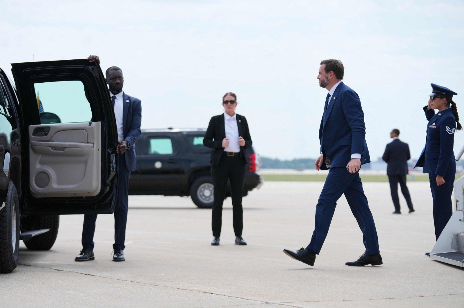 Secret Service Pulls Agent From Vance Detail Over Leak Probe